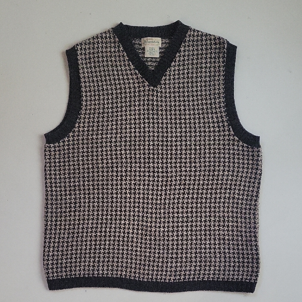 V-Neck Sweater Vest in Black and White